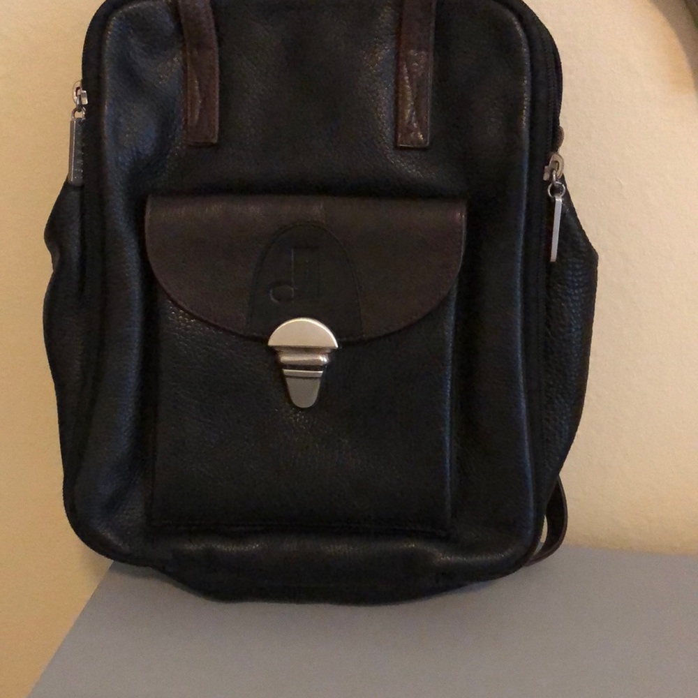 Hand or shoulder bag almost new ..